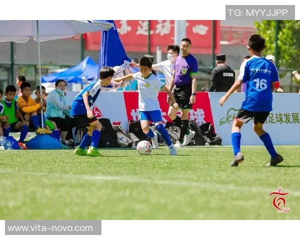 足球明星小哥哥们的魅力与风采展现足球场上的青春与激情