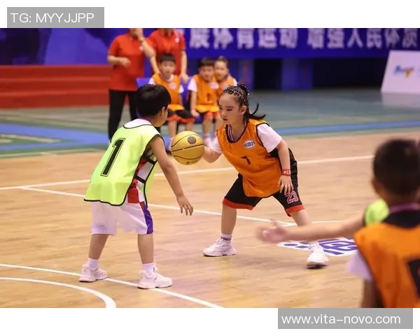 小孩意外挑战篮球明星成功逆袭引发全场惊叹与热议